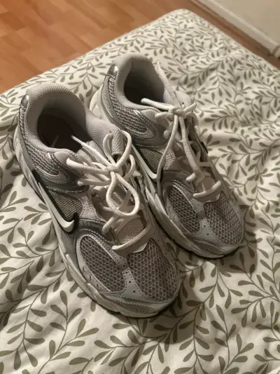 Zapatillas deportivas Nike plateadas nuevas - miniatura 1