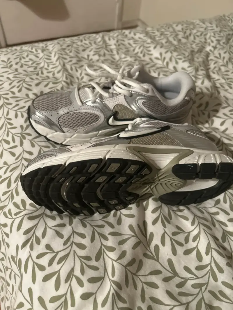 Zapatillas deportivas Nike plateadas nuevas - 2