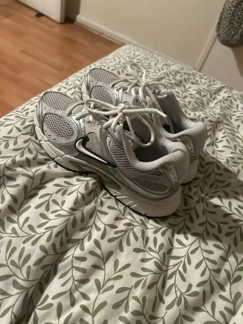 Zapatillas deportivas Nike plateadas nuevas - 3