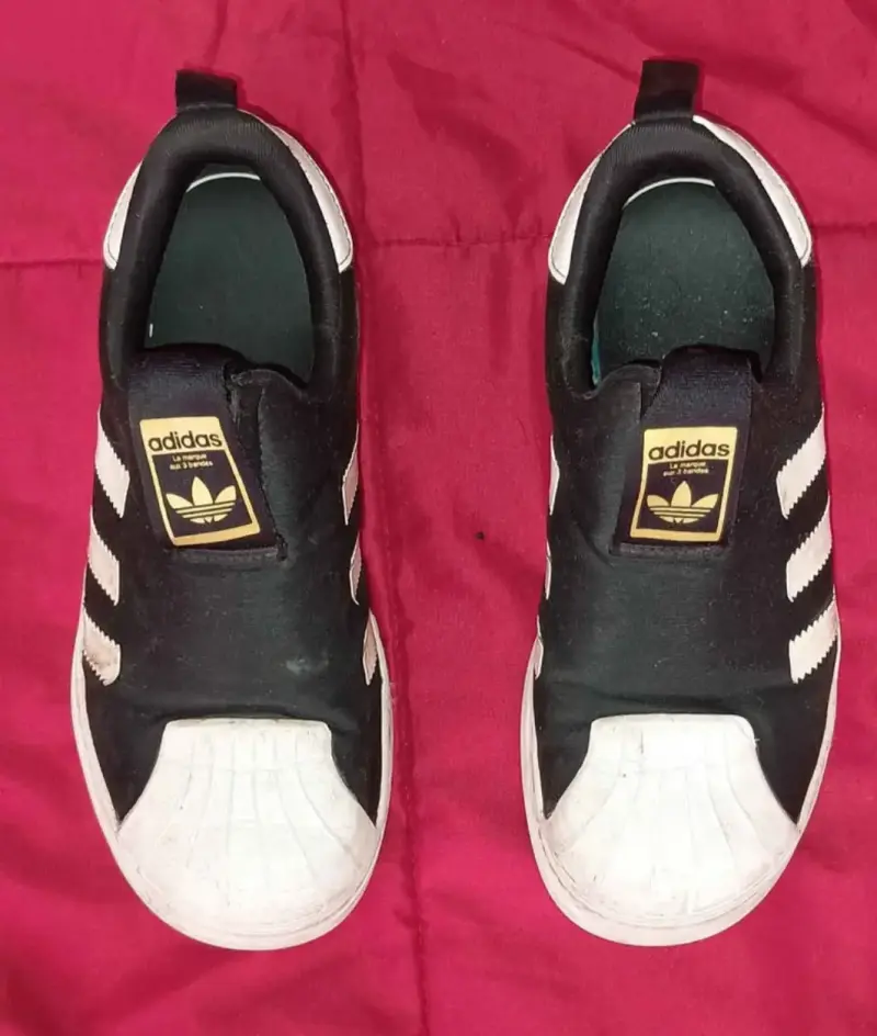 Zapatillas Adidas negras con diseño clásico - 1