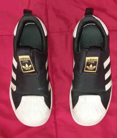 Zapatillas Adidas negras con diseño clásico - miniatura 1