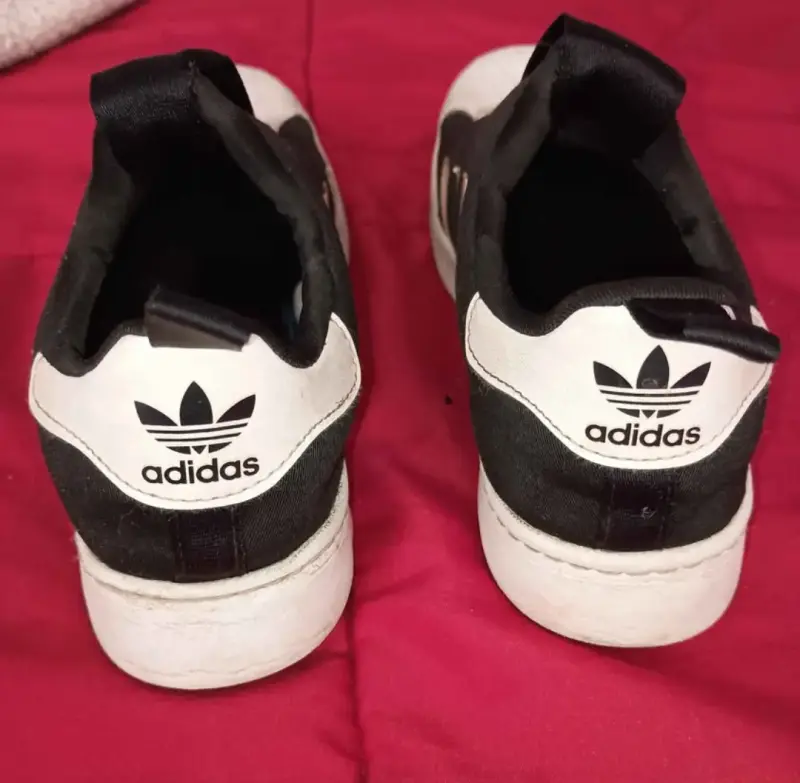 Zapatillas Adidas negras con diseño clásico - 2