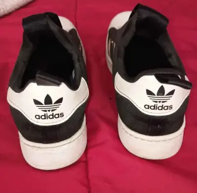 Zapatillas Adidas negras con diseño clásico - miniatura 2