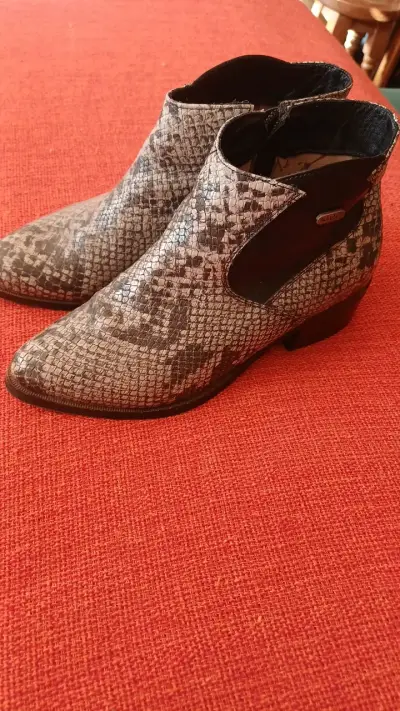 Botines de cuero estilo serpiente para mujer - miniatura 1