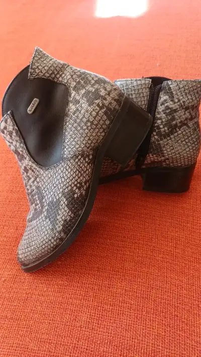 Botines de cuero estilo serpiente para mujer - miniatura 2