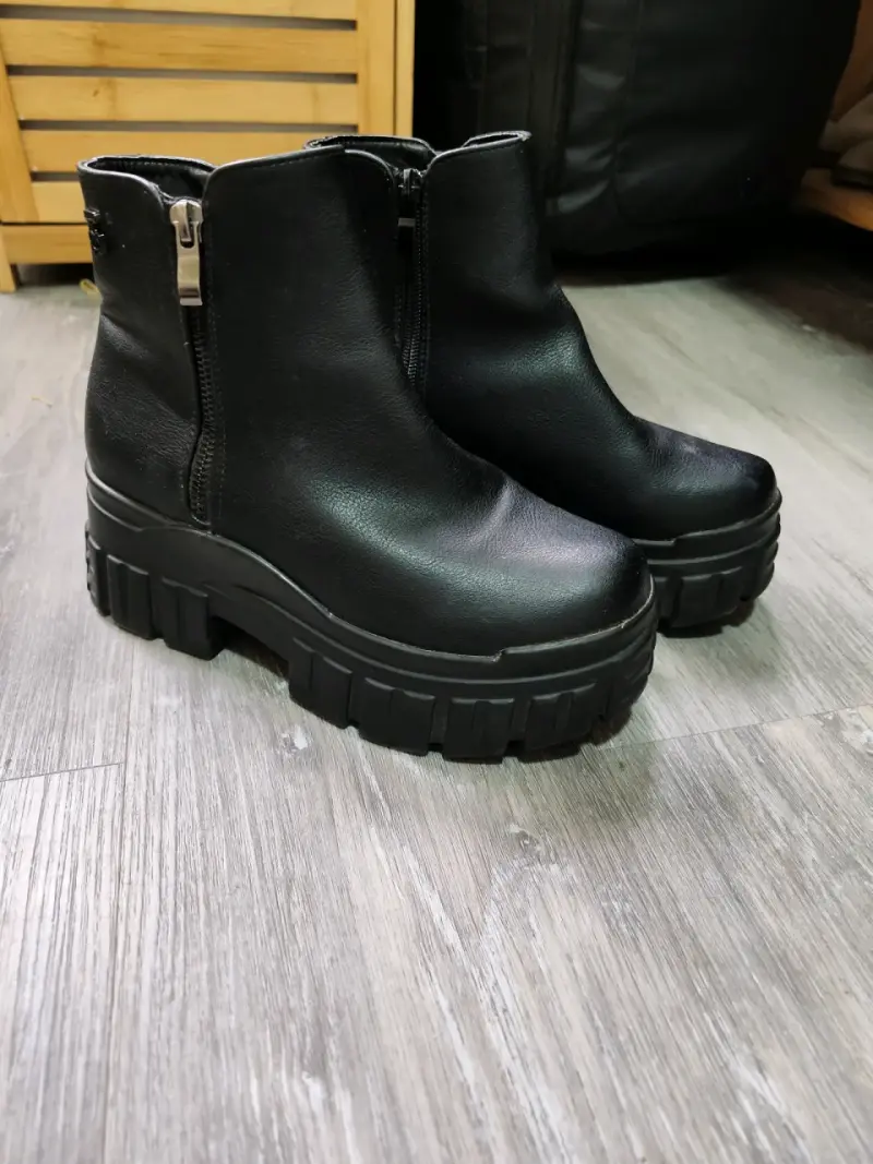 Botines de cuero negro con plataforma