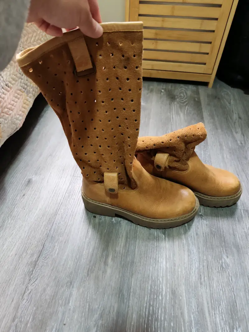 Botas de cuero marrón con diseño perforado