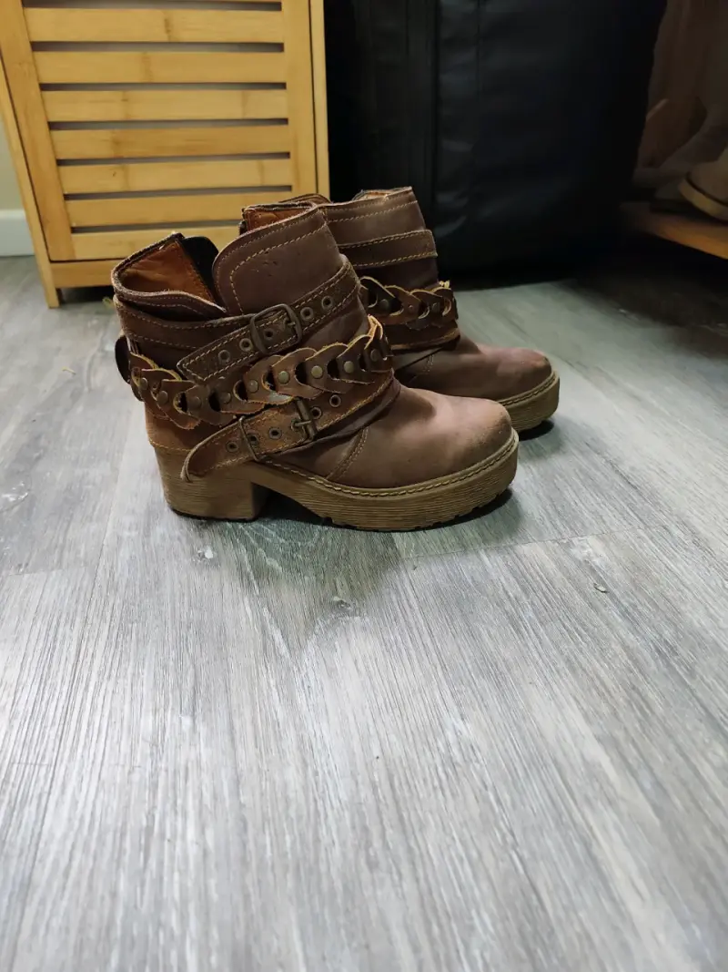Botines de cuero marrón con hebillas decorativas