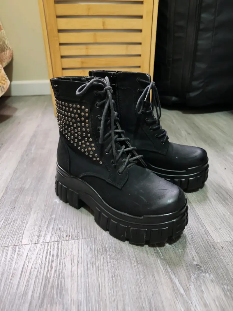 Botas negras con plataforma y tachas