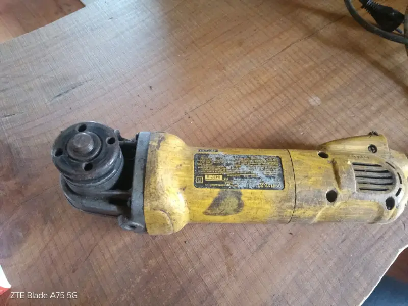 Esmeril angular DeWalt usado en buen estado - 1
