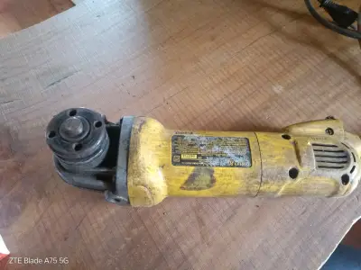 Esmeril angular DeWalt usado en buen estado - miniatura 1