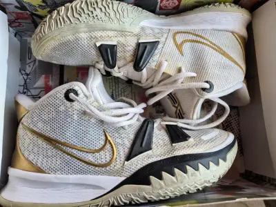 Zapatillas Nike Kyrie 7 Blancas y Doradas - miniatura 1