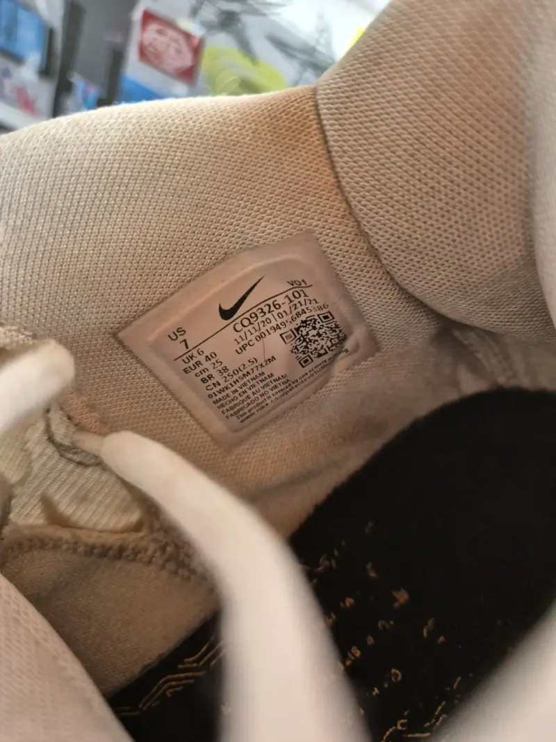 Zapatillas Nike Kyrie 7 Blancas y Doradas - 2