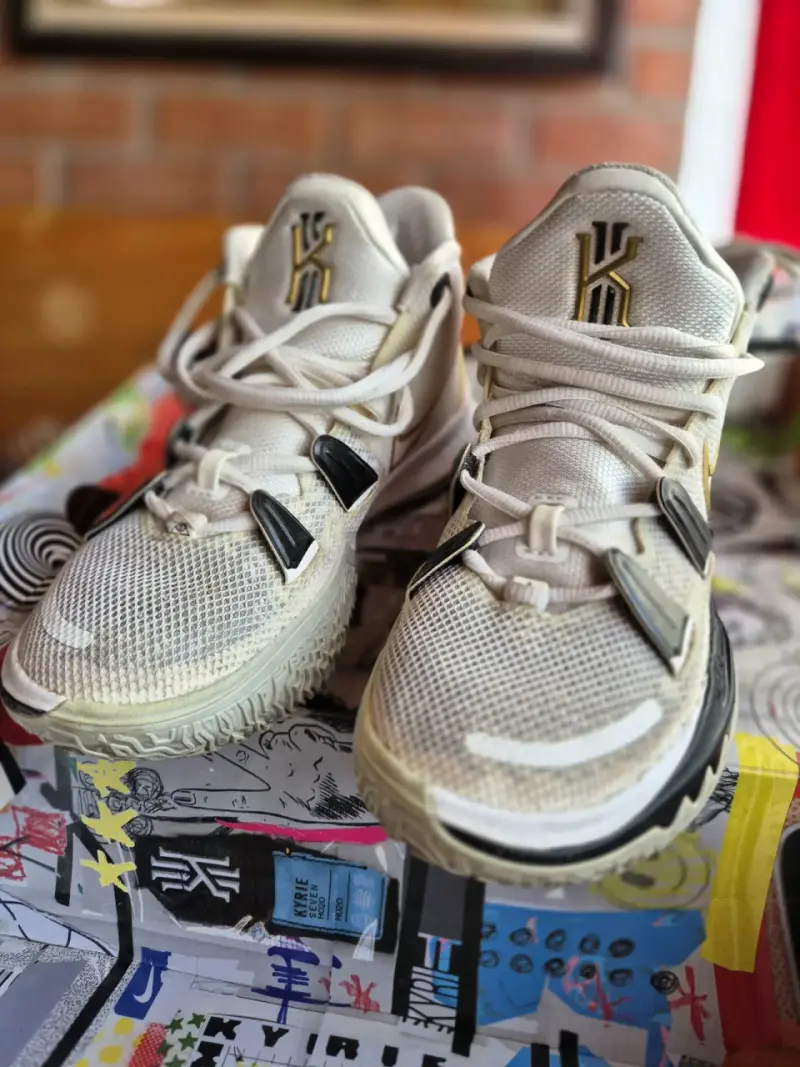 Zapatillas Nike Kyrie 7 Blancas y Doradas - 4