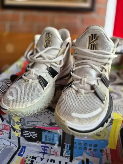 Zapatillas Nike Kyrie 7 Blancas y Doradas - miniatura 4