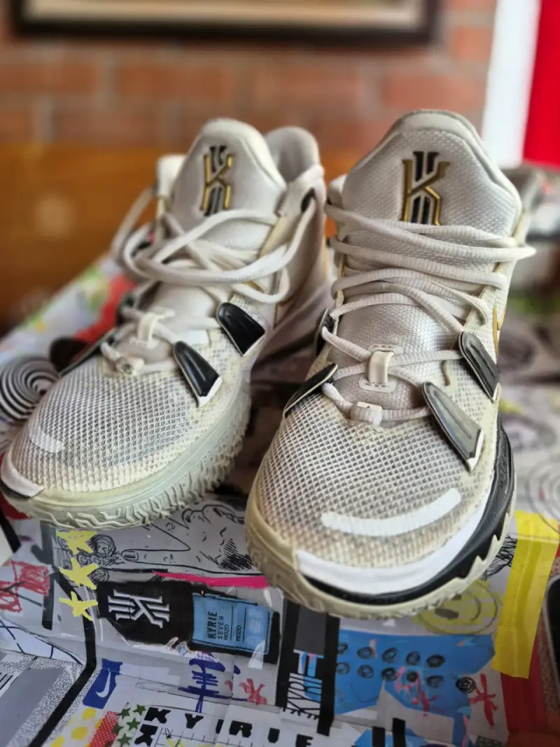 Zapatillas Nike Kyrie 7 Blancas y Doradas - 5