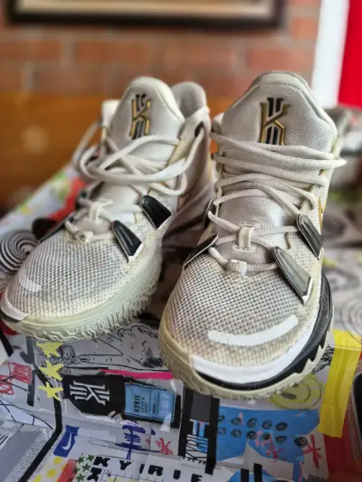 Zapatillas Nike Kyrie 7 Blancas y Doradas - miniatura 5