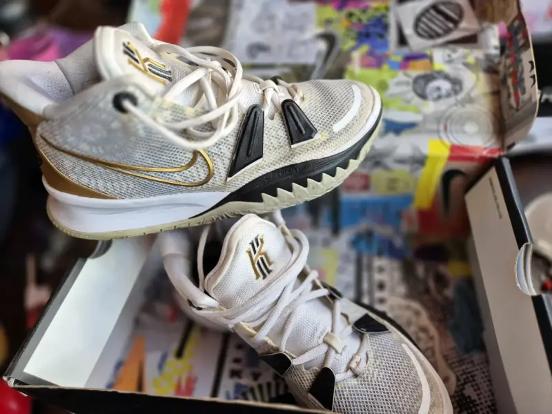 Zapatillas Nike Kyrie 7 Blancas y Doradas - 6