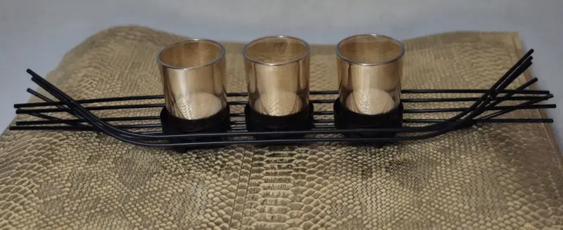 Portavelas de metal negro con vasos de vidrio - 2