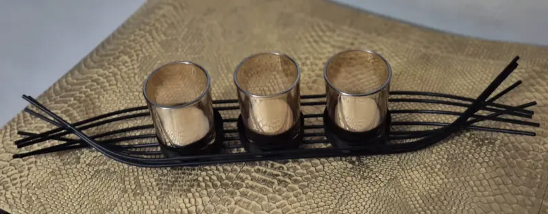 Portavelas de metal negro con vasos de vidrio - 3