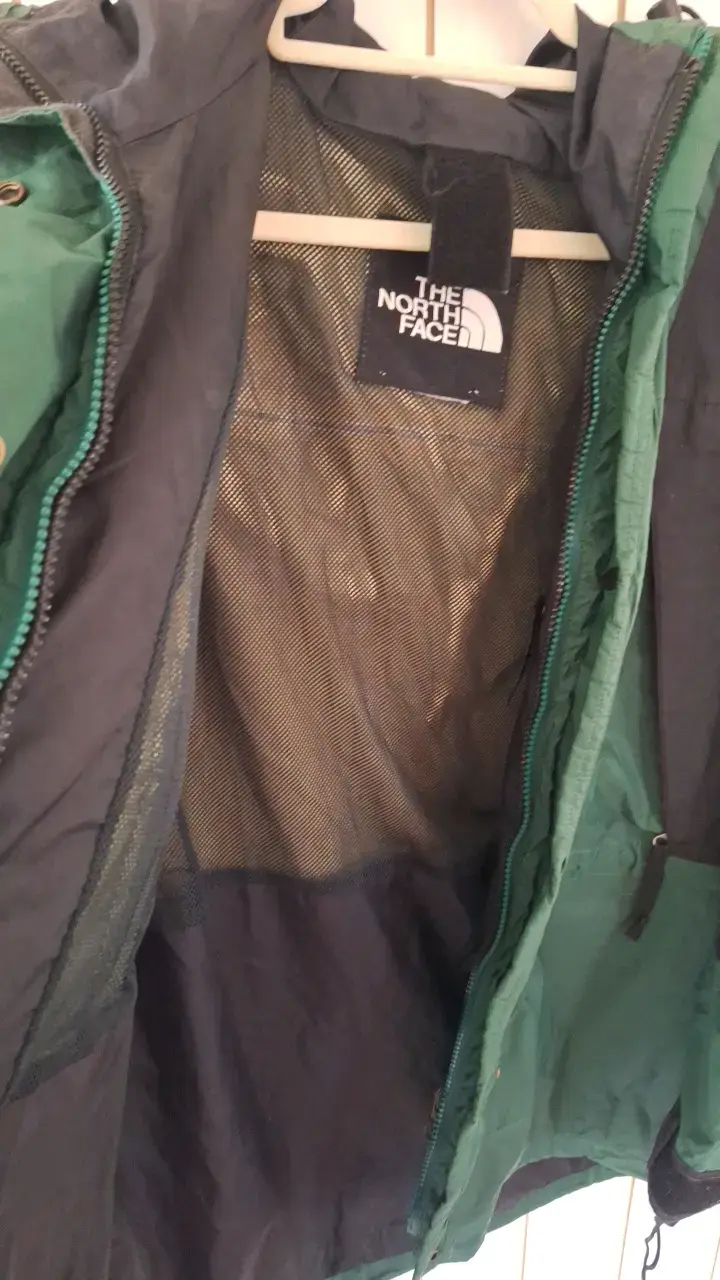 Chaqueta impermeable The North Face verde y negra - 2