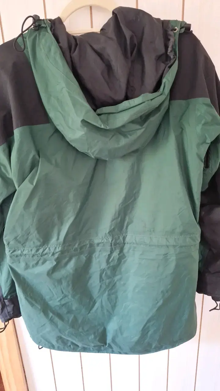 Chaqueta impermeable The North Face verde y negra - 3