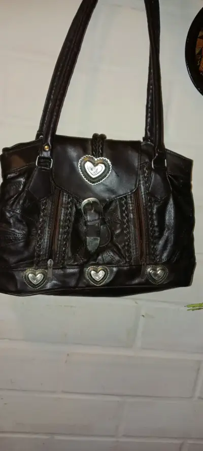 Bolso de cuero negro con detalles de corazón - miniatura 1