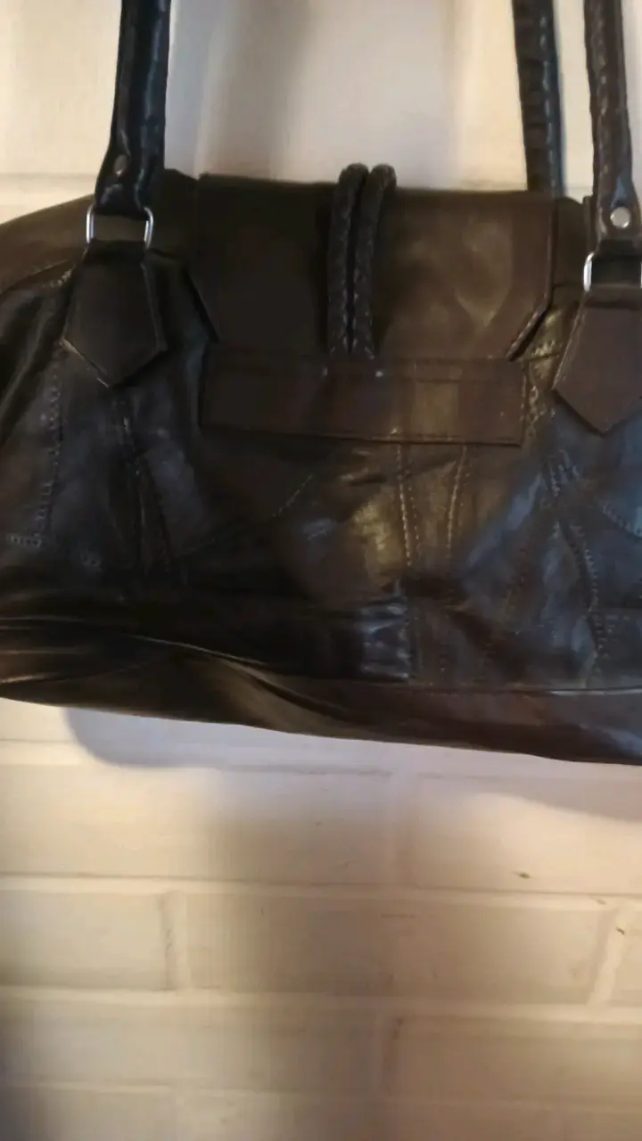 Bolso de cuero negro con detalles de corazón - 2