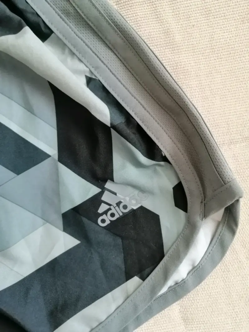Shorts deportivos Adidas estampado geométrico - 2