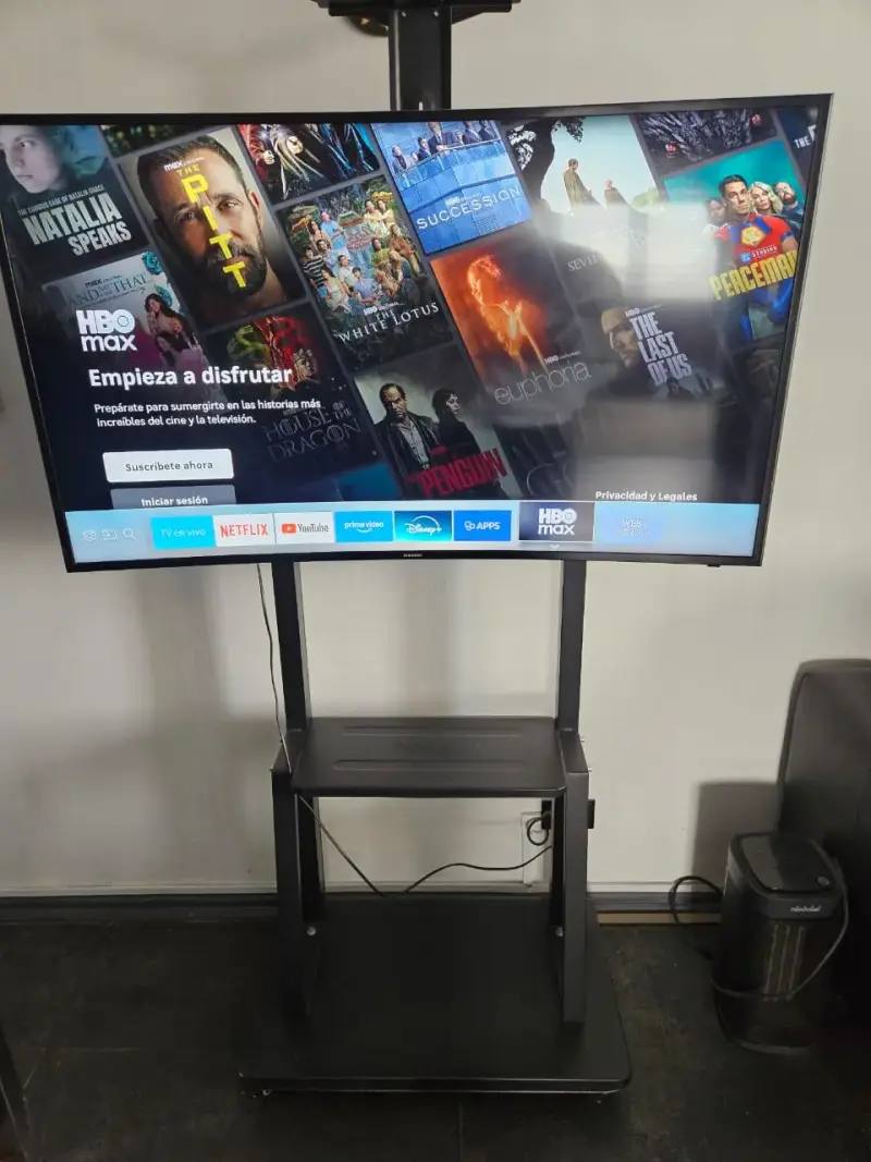 Televisor con soporte ajustable para entretenimiento - 1