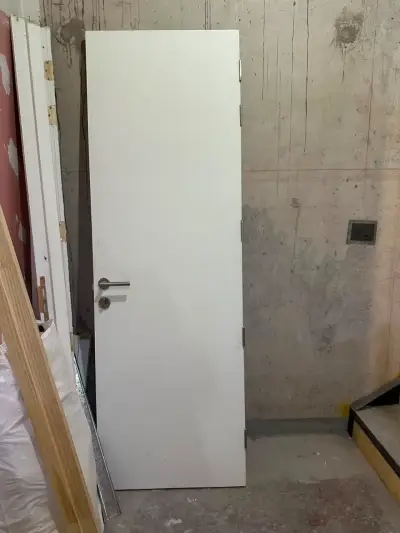 Puerta interior blanca con manilla metálica - miniatura 1