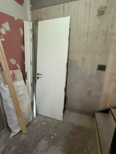 Puerta interior blanca con manilla metálica - miniatura 2
