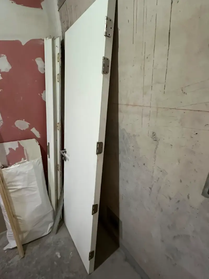 Puerta interior blanca con manilla metálica - 3