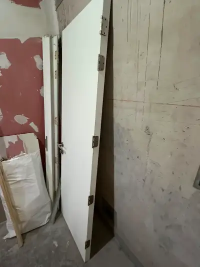 Puerta interior blanca con manilla metálica - miniatura 3