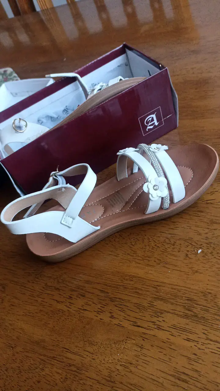 Sandalias blancas para mujer con detalles florales Aguxi - 3