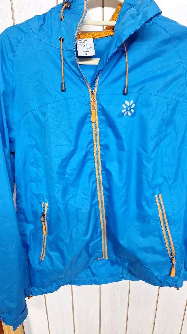 Chaqueta azul impermeable con capucha Out Living - 1
