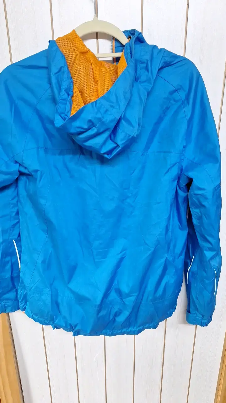 Chaqueta azul impermeable con capucha Out Living - 2