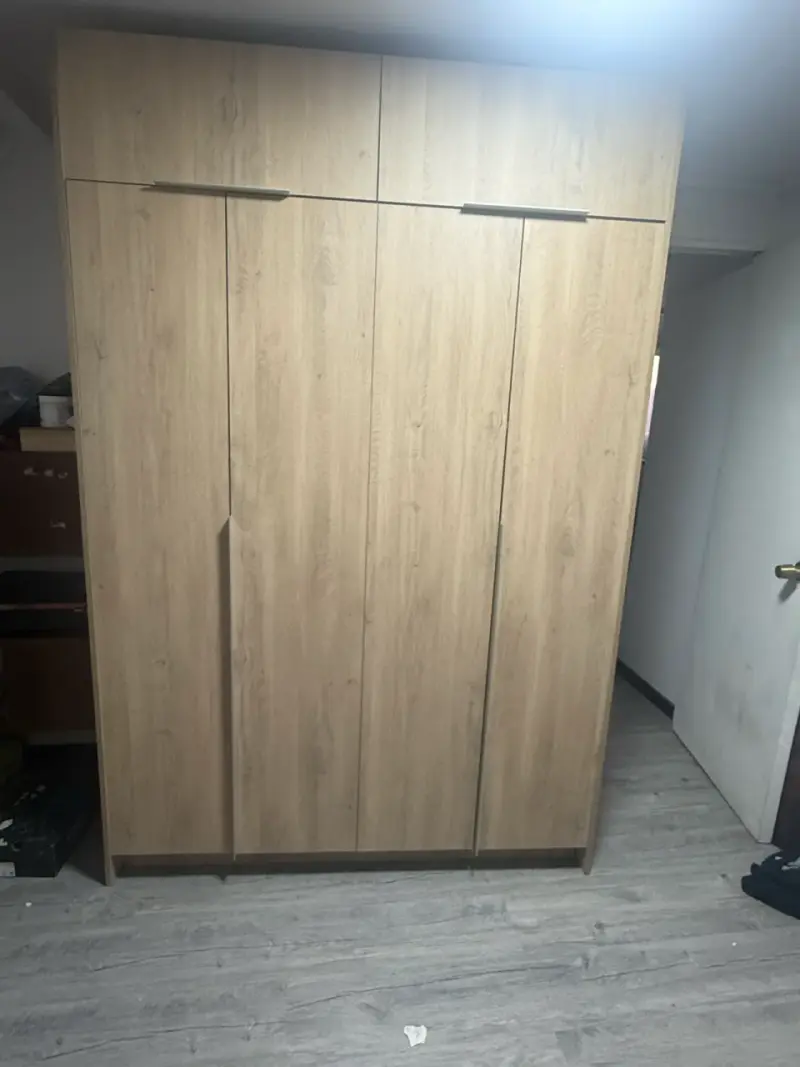 Armario de madera con múltiples compartimentos - 1