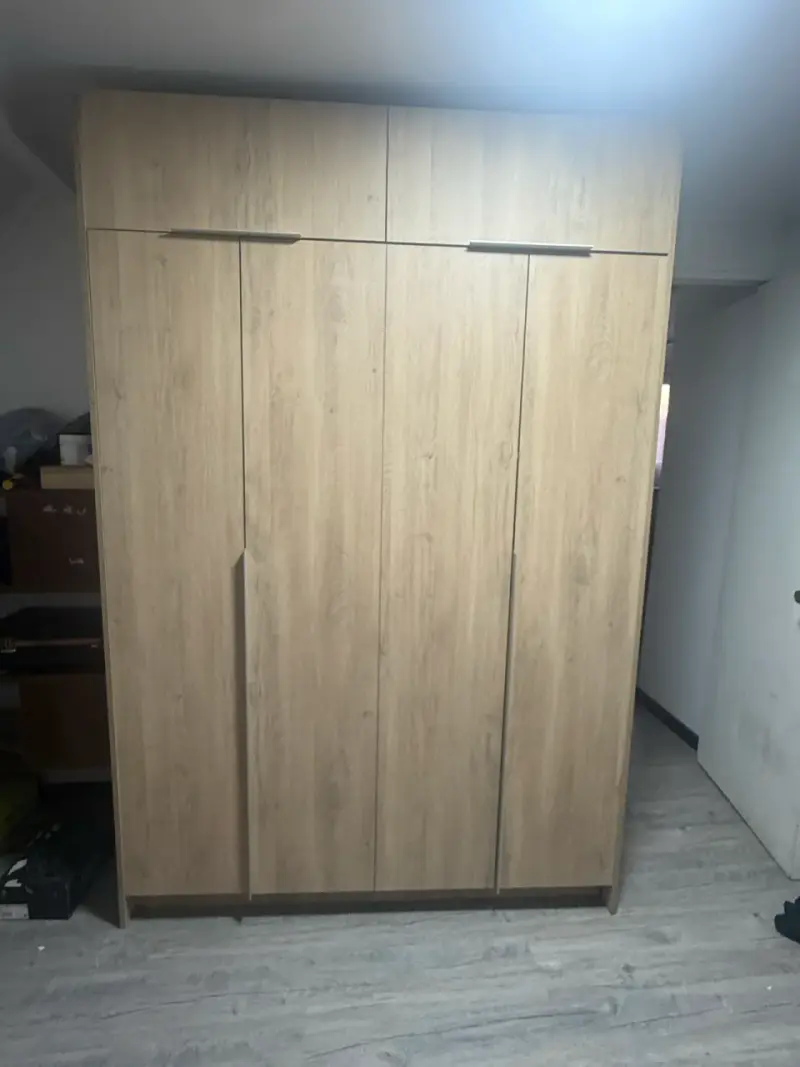 Armario de madera con múltiples compartimentos - 2