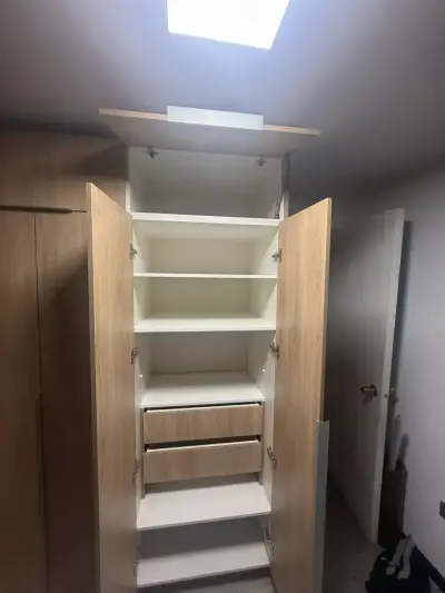 Armario de madera con múltiples compartimentos - miniatura 4