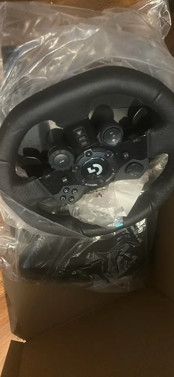 Volante de simulación Logitech con pedales - 1