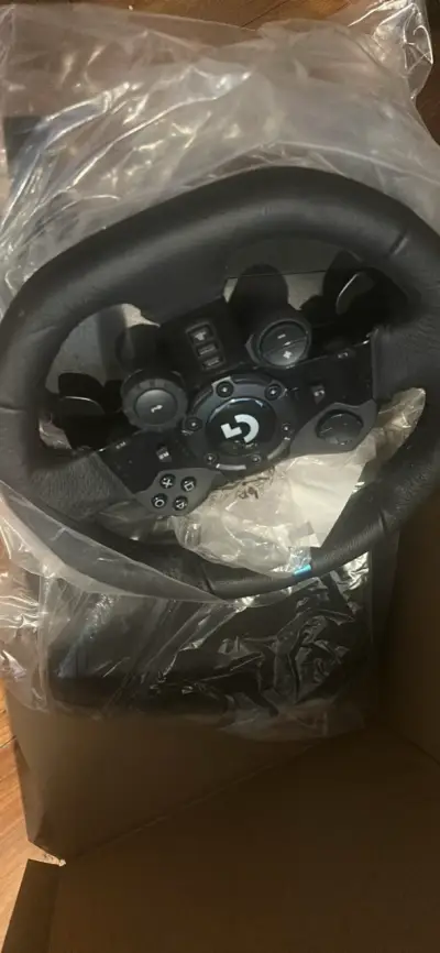 Volante de simulación Logitech con pedales - miniatura 1