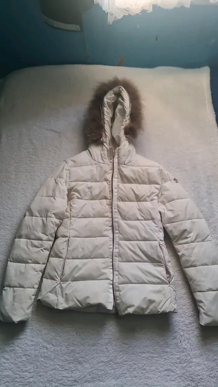 Chaqueta blanca rellena de plumas marca Moncler - 1