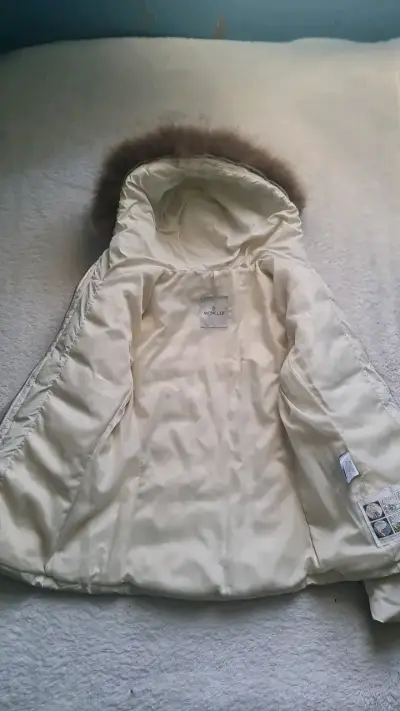 Chaqueta blanca rellena de plumas marca Moncler - miniatura 2
