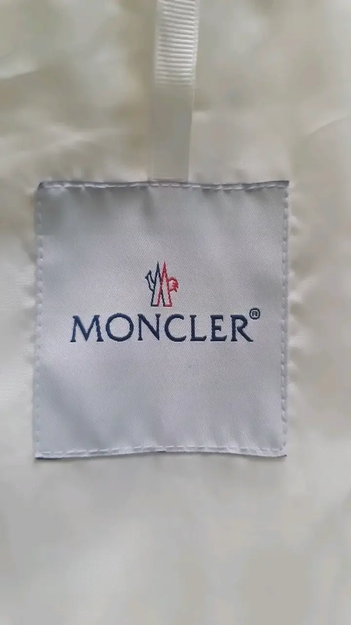 Chaqueta blanca rellena de plumas marca Moncler - 3