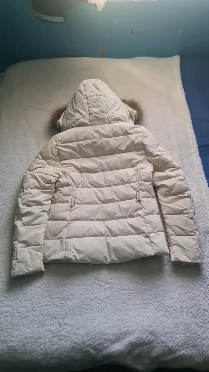 Chaqueta blanca rellena de plumas marca Moncler - 6