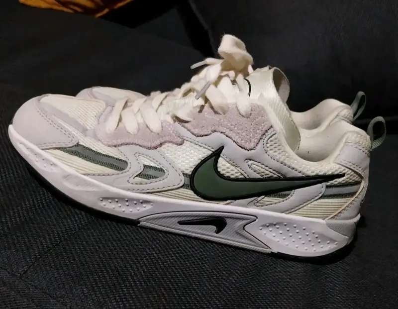 Zapatillas deportivas Nike blancas y verdes