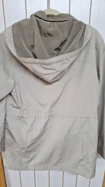 Chaqueta beige con capucha Liz Claiborne - miniatura 2
