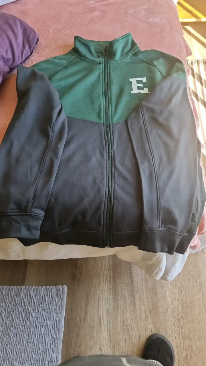Chaqueta deportiva verde y negra con letra E
