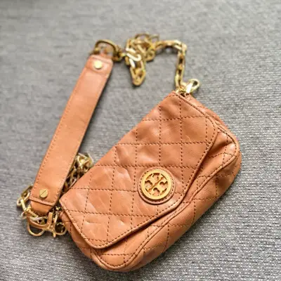 Cartera de cuero marrón con cadena dorada - miniatura 1